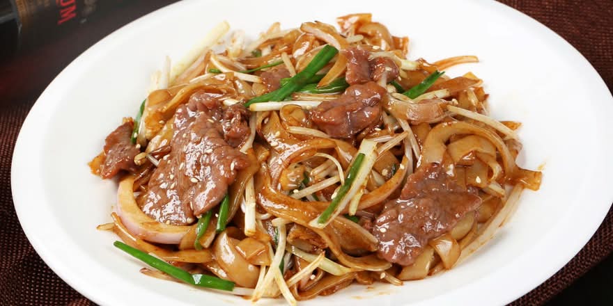 Stir fried rice noodle with beef&bean sprout干炒牛河